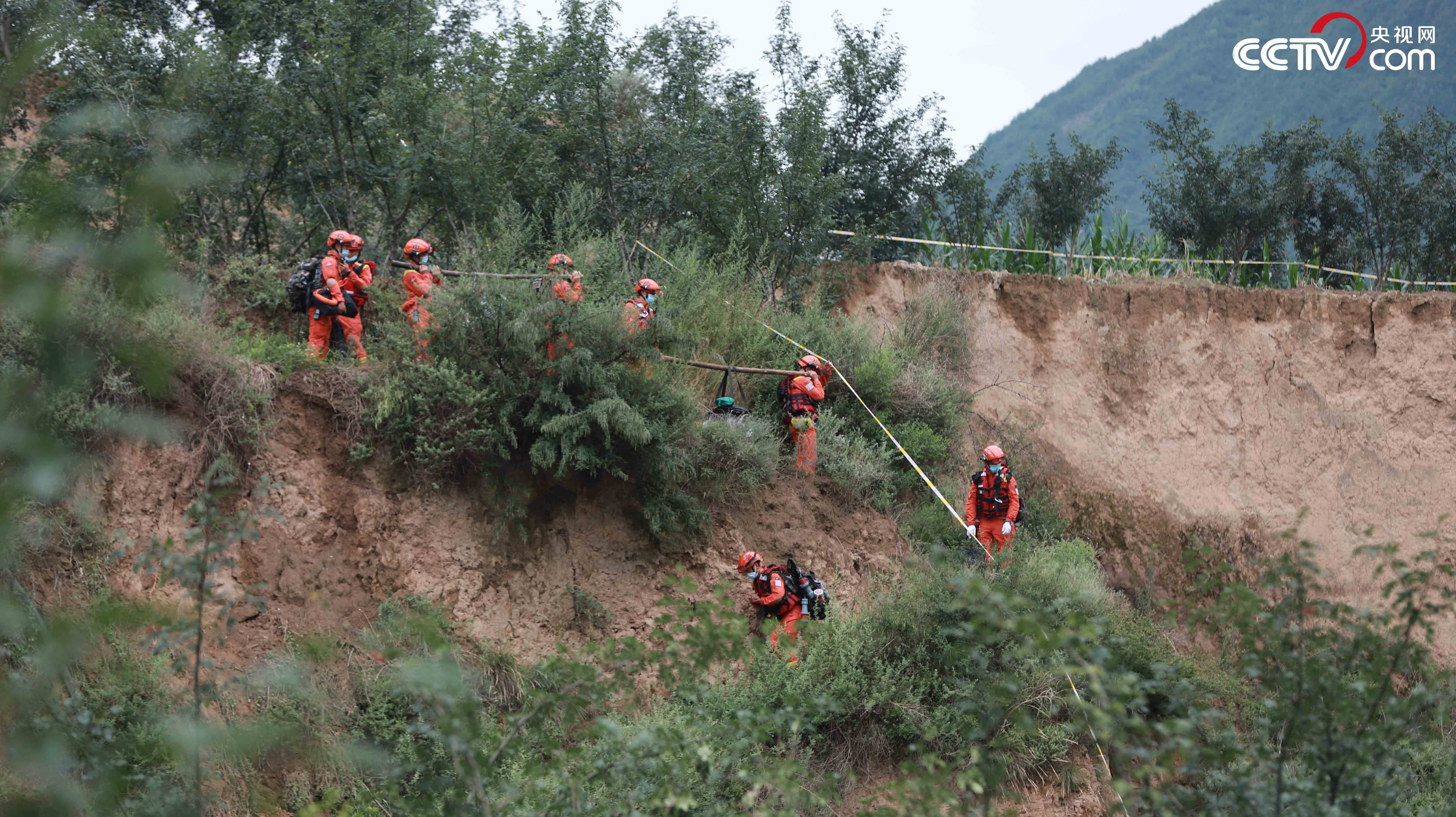 山顶水坑积水4000余方消防员扛吸水泵上山抽水(图1)