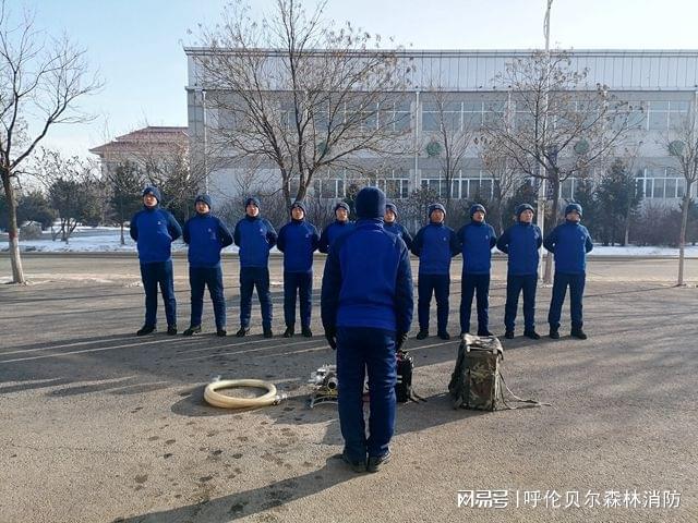 内蒙古森林消防总队新训大队二中队扎实开展水泵架设与撤收训练(图1)