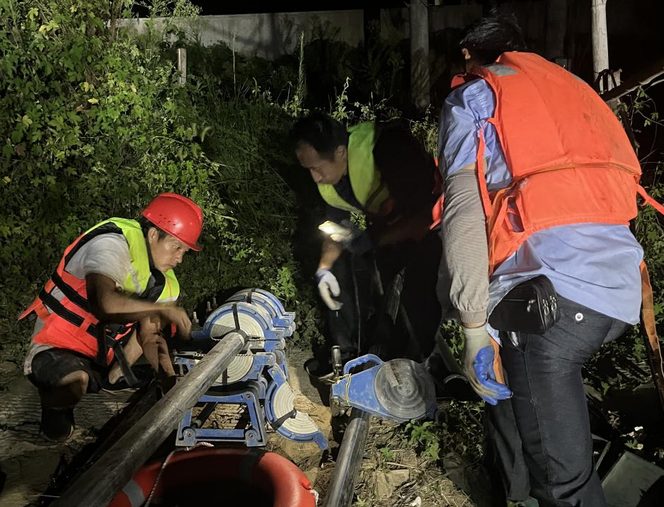 城东水厂紧急更换取水口水泵全力保障居民用水(图1)