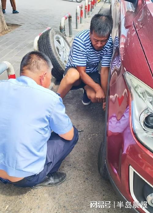 轮胎“瘪气”正发愁警民联手帮维修(图1)